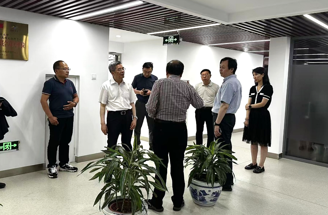 参观研究院.png